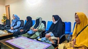 JAMAAH-UMROH-GORONTALO-Lima-jamaah-umroh-saat-berada-di-Kantor-DPRD-Provinsi-Gorontalo.jpg