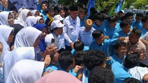 KUNJUNGAN-Momen-Wamen-PPPA-Veronica-Tan-diserbu-siswa-MAN-IC-Gorontalo-untuk-foto-bersama.jpg