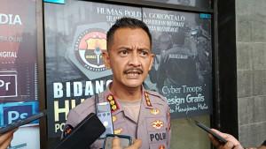 Kabid-Humas-Polda-Gorontalo-Kombes-Pol-Desmont-Harjendro-diwawancarai-wartawan-Senin-892025.jpg