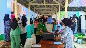 Karyawan-RSUD-Dunda-Limboto-memindahkan-barang-barang-dari-dalam-ruangan-yang-terbakar.jpg