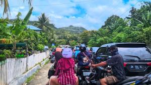 Kemacetan-total-di-Desa-Bongo-Kecamatan-Batudaa-Pantai.jpg