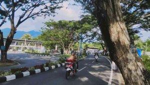 Kendaraan-melintas-di-Bone-Bolango-Gorontalo.jpg