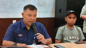 Kepala-Bandara-Djalaluddin-Gorontalo-Joko-Harjani-saat-konferensi-pers-Minggu-2192025.jpg