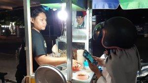 Khoriul-Anam-alias-Kentung-saat-melayani-pembeli.jpg