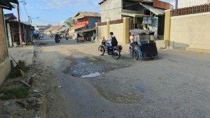 Kondisi-Jalan-Tribrata-di-Kelurahan-Kampung-Bugis-Kota-Gorontalo-Senin-2972024-sore.jpg
