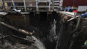 LUBANG-Sebuah-mobil-di-tepi-jurang-lubang-tengah-Kota-Tiongkok.jpg