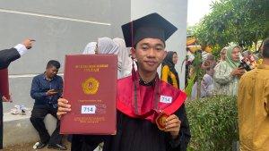 Lucky-Adriansyah-Usman-wisudawan-UNG.jpg