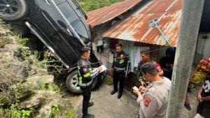 MOBIL-TERJUN-JURANG-Sebuah-mobil-terjun-ke-jurang-di-Lekobalo.jpg