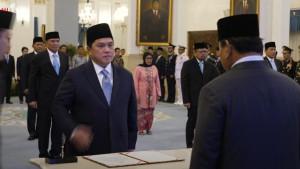 MOMEN-PELANTIKAN-Erick-Thohir-saat-dilantik-Presiden-Prabowo-sebagai-Menpora-Rabu-1792025.jpg