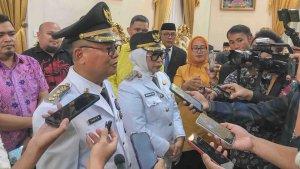 MOMEN-PELANTIKAN-Thariq-Modanggu-dan-Nurjanah-Yusuf-usai-pelantikan-Kamis-malam-ini-1962025.jpg