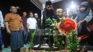 Mahfud-MD-saat-menyiram-air-bunga-di-atas.jpg