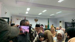 Matris-Lukum-dirangkul-oleh-keluarganya.jpg