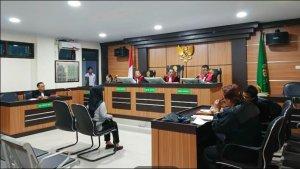 Nurhalisa-Abdullah-mengenakan-pakaian-hitam-putih.jpg