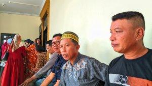 Orang-tua-terdakwa-kasus-pembakaran-Kantor-Pohuwato.jpg