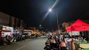 PARKIRAN-Sejumlah-kendaraan-parkir-di-Jl-Nani-Wartabone-eks-Jl-Panjaitan-Kota-Gorontalo.jpg
