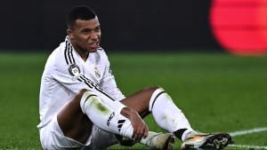 POTRET-Kylian-Mbappé-tampak-kesakitan-sehingga-memegang-pergelangan-kakinya.jpg