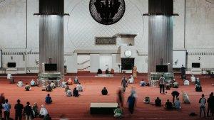 Pada-hari-Jumat-muslimin-laki-laki-dianjurkan-segera-ke-masjid.jpg