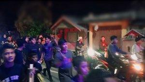 Para-remaja-Desa-Pangi-berjalan-kaki-hingga-naik-kendaraan.jpg
