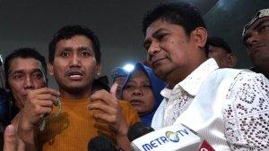 Pegi-Setiawan-didampingi-orang-tuanya-Kartini-dan-Rudi-Irawan-serta-kuasa-hukumnya.jpg
