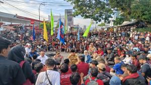 Pejabat-daerah-duduk-bersama-massa-aksi.jpg