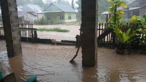 Pekarangan-rumah-warga-Desa-Sipayo-terendam-banjir-Minggu-15122024.jpg