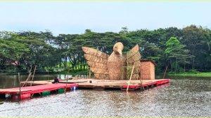 Penampakan-monumen-Burung-Duwiwi-dijadikan-latar-panggung.jpg