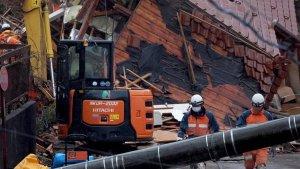 Pencarian-korban-di-reruntuhan-gempa-bumi.jpg
