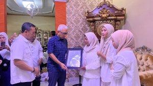 Pj-Gubernur-Gorontalo-Rudy-Salahuddin-menyerahkan-pernghargaan.jpg