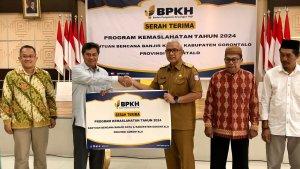 Pj-Gubernur-Gorontalo-Rudy-Salahuddin-saat-menerima-bantuan-alquran.jpg