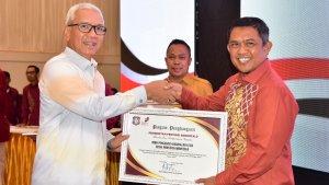 Pj-Gubernur-Gorontalo-Rudy-Salahuddin-saat-menyerahkan-piagam.jpg