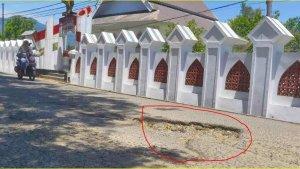 Potret-jalan-berlubang-di-kawasan-makam-Nani-Wartabone.jpg