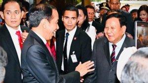Prabowo-Subianto-menyambut-Presiden-Joko-Widodo-Jokowi-dalam-kunjungan-kerja-ke-Malaysia.jpg