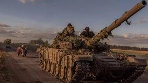 Prajurit-Ukraina-mengoperasikan-tank-T-72-buatan-Soviet-di-wilayah-Sumy.jpg