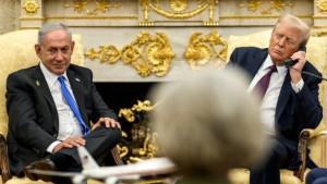 Presiden-Donald-J-Trump-mengadakan-panggilan-telepon-trilateral.jpg
