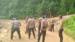 Proses-pembersihan-material-longsor-Kamis-0912024.jpg
