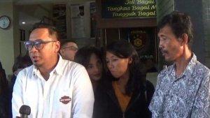 Raden-Reza-bersama-keluarga-Vina-Cirebon-saat-di-Polda-Jabar-Bandung-Rabu-562024.jpg