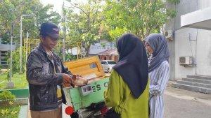 Ramli-Utami-berjualan-es-celup-keliling-di-kawasan-Kampus-UNG.jpg