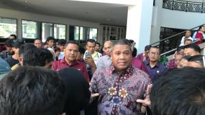 Rektor-UNG-Eduart-Wolok-saat-menemui-demonstran.jpg