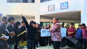 Rektor-UNG-Eduart-Wolok-saat-menemui-massa-aksi.jpg
