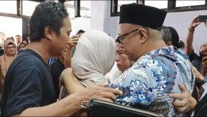 Rifadli-Bahsuan-kemeja-batik-dan-kupiah-hitam.jpg