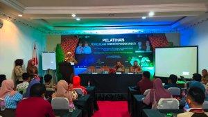 Rita-Idrus-saat-memberikan-sambutan-pelatihan-homestay.jpg