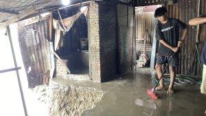 Rumah-Abdulah-Ali-Sedang-Dibersihkan-dari-lumpur-sungai-Bone-Kamis-2062024-ddd.jpg