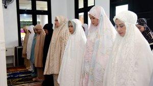 SALAT-IDUL-FITRI-Wakil-Gubernur-Gorontalo-Idah-Syahidah-salat-bersama.jpg