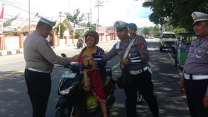 SAT-LANTAS-BAGI-BENDERA-Kasat-Lantas-Polres-Gorontalo-Utara.jpg