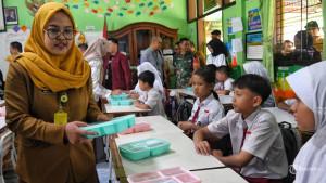 SURAT-PERJANJIAN-Guru-mempersiapkan-kotak-makanan-yang-dibagikan-ke-siswa.jpg
