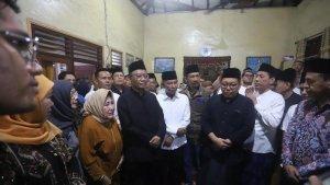 Said-Abdullah-baju-putih-tengah-saat-takziah-ke-rumah-almarhumah-Ibunda-Mahfud-MD.jpg