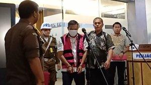 Salah-satu-tersangka-kasus-komoditas-timah-yang-ditetapkan-Kejagung-pada-26-April-2024.jpg