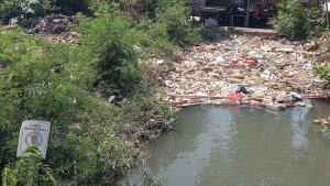Sampah-berserakan-di-drainase-kawasan-pasar-Rabu-Kota-Gorontalo.jpg