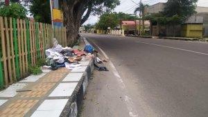 Sampah-di-Kabupaten-Pohuwato-jalan-menuju-wisata-Pohon-Cinta-Marisa.jpg