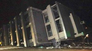 Sebuah-bangunan-di-Waijma-nyaris-roboh-pasca-gempa-bumi-Jepang.jpg